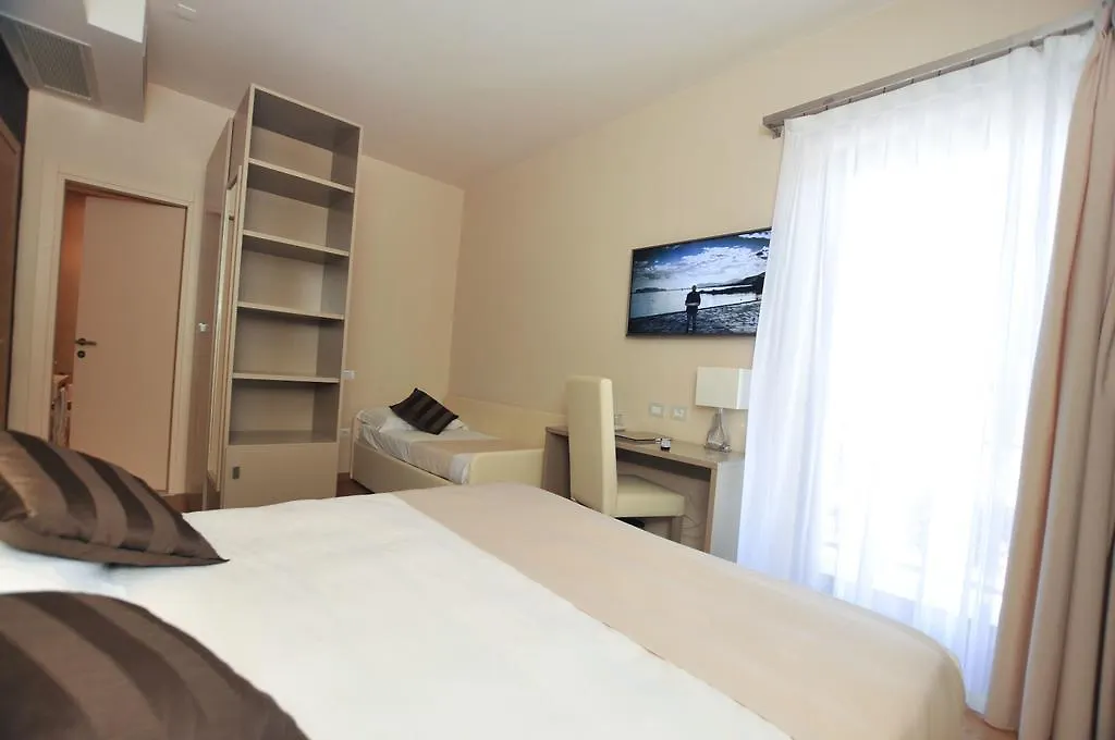 Hotel Dori Peschiera del Garda 3*,  Itália